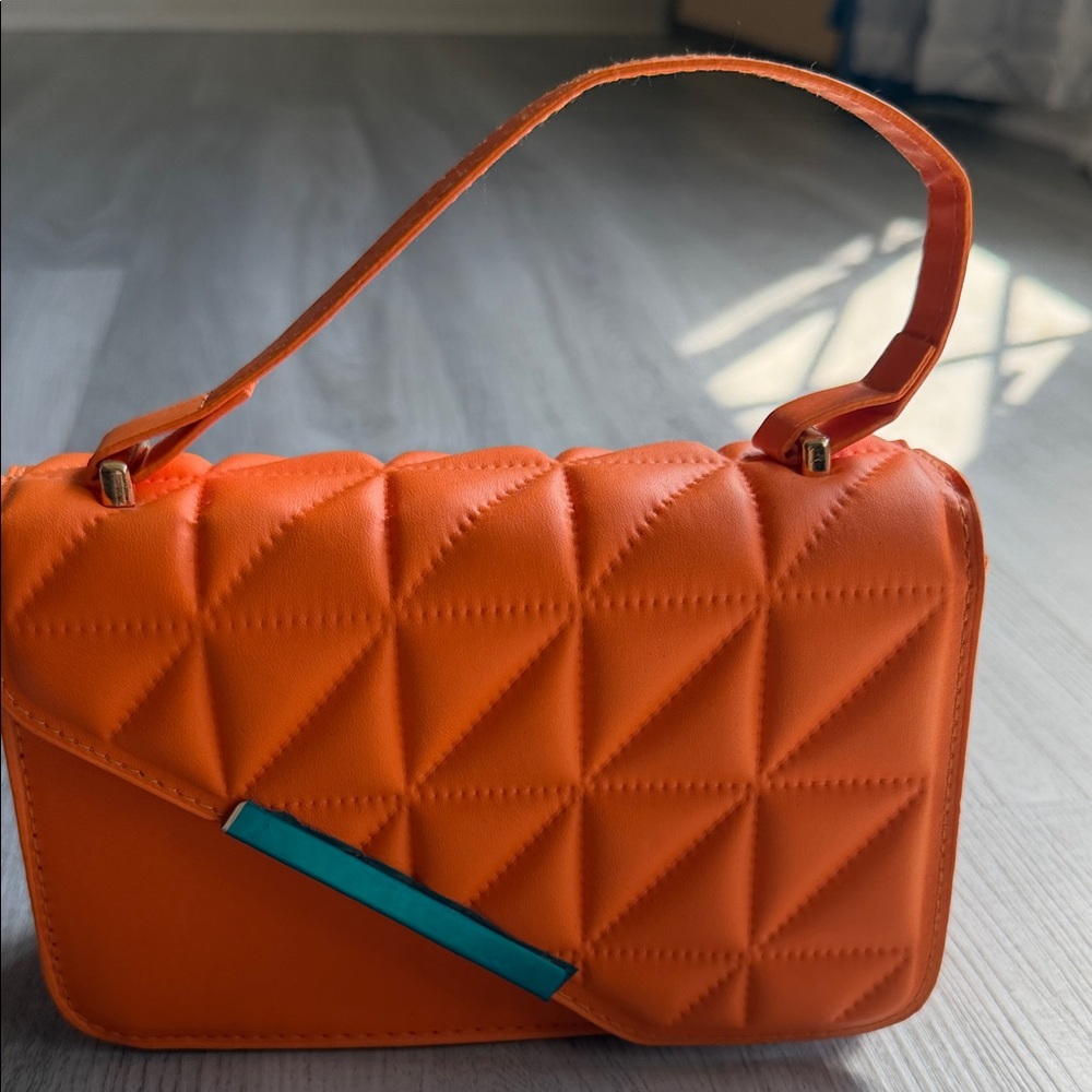 Bolsa tipo clutch / shoulder bag‎ acolchada color naranja vibrante